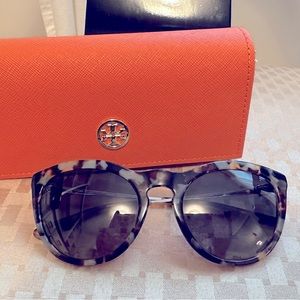 VGUC Tory Burch tortoise polarized sunglasses.